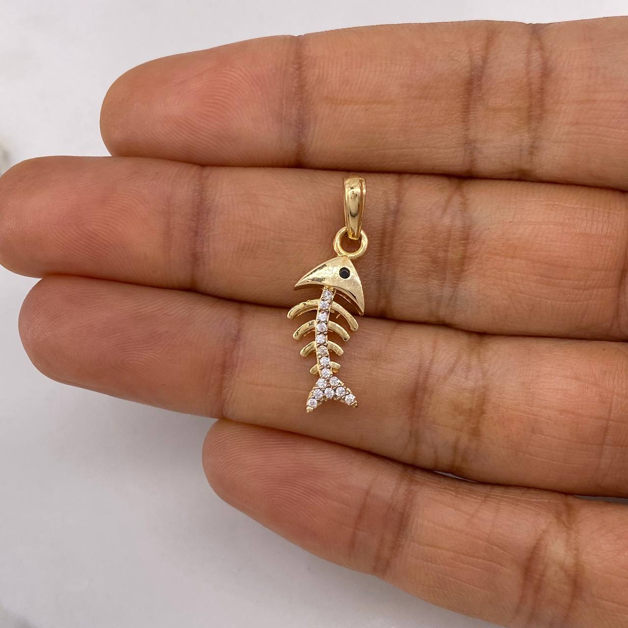Pendant Fish Spine 1.85gr / 2.7cm / White Zircons Black Yellow Gold $
