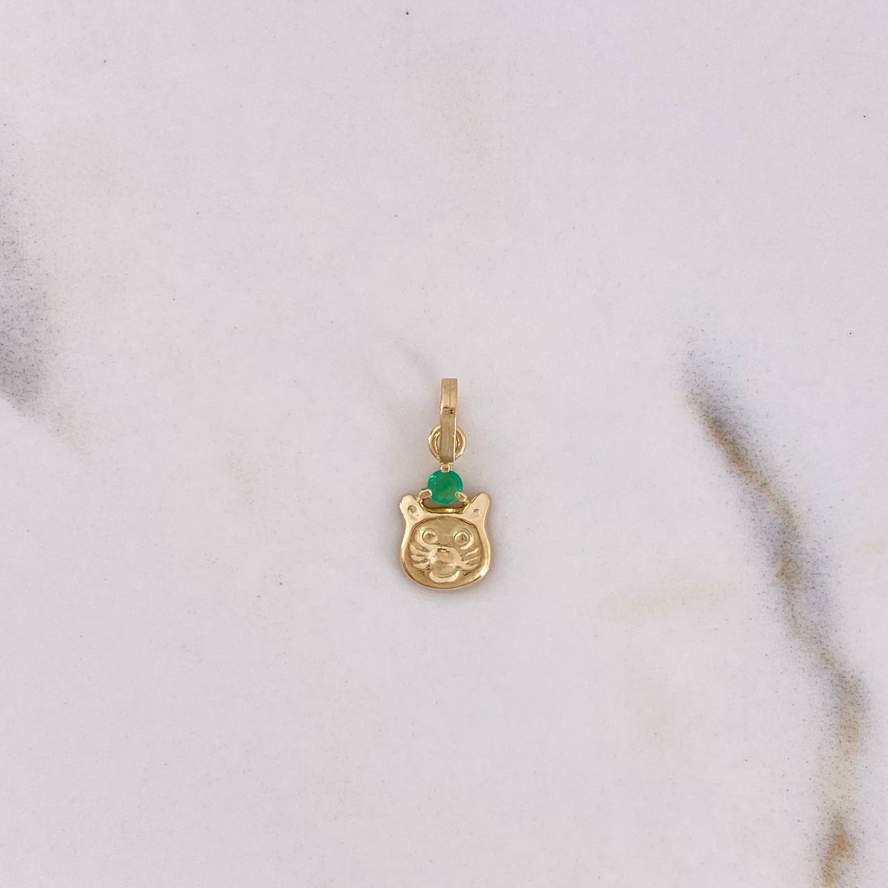 Dije Rostro Gato 0.4gr / 1.4cm / Esmeralda 4pts Oro Amarillo 18K (Joya) $