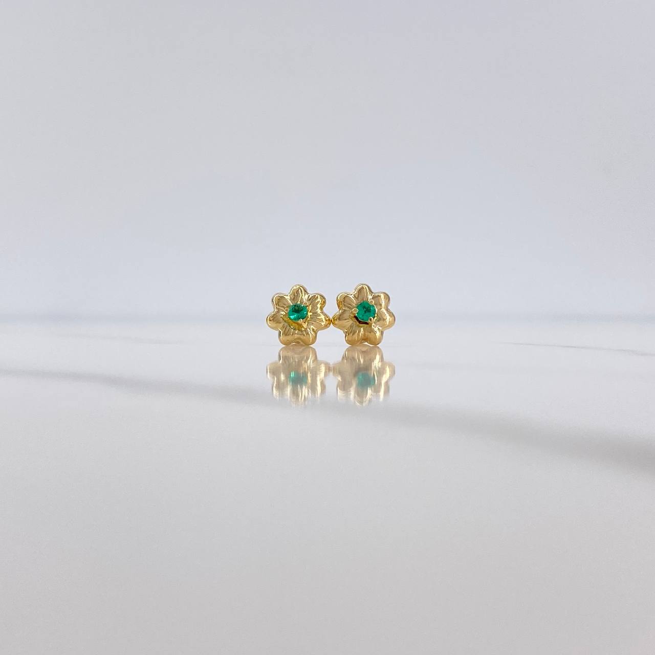 Stud Earrings Flower 1gr / Emerald 12pts 18K Yellow Gold (Jewel) $