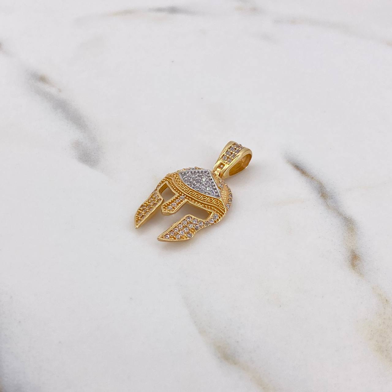 Dije Casco Espartano 3.75gr / 3cm / Circones Blancos Dos Oros Amarillo Blanco 18K $