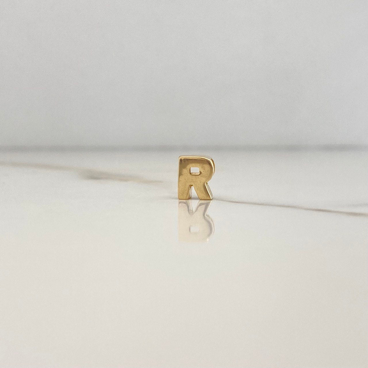 Pendant Letter R 0.65gr / 0.7cm / 3D Polished Yellow Gold $