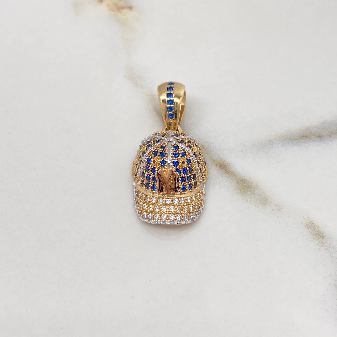 Pendant NY Cap 4.05gr / 3cm / White Blue Zircons Three Golds $