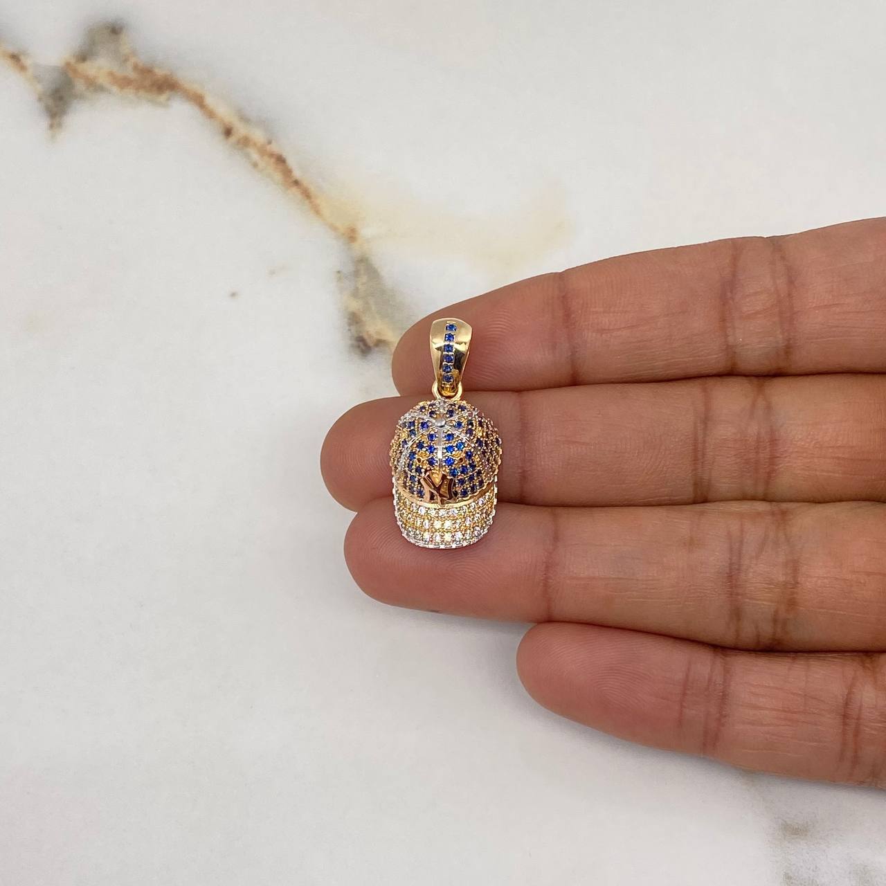 Pendant NY Cap 4.05gr / 3cm / White Blue Zircons Three Golds $
