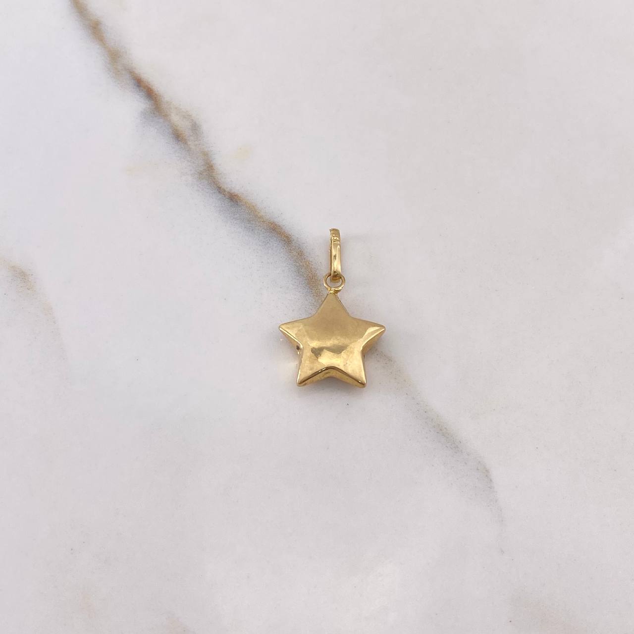 Pendant Star 0.8gr / 2.2cm / Yellow Gold Blown $