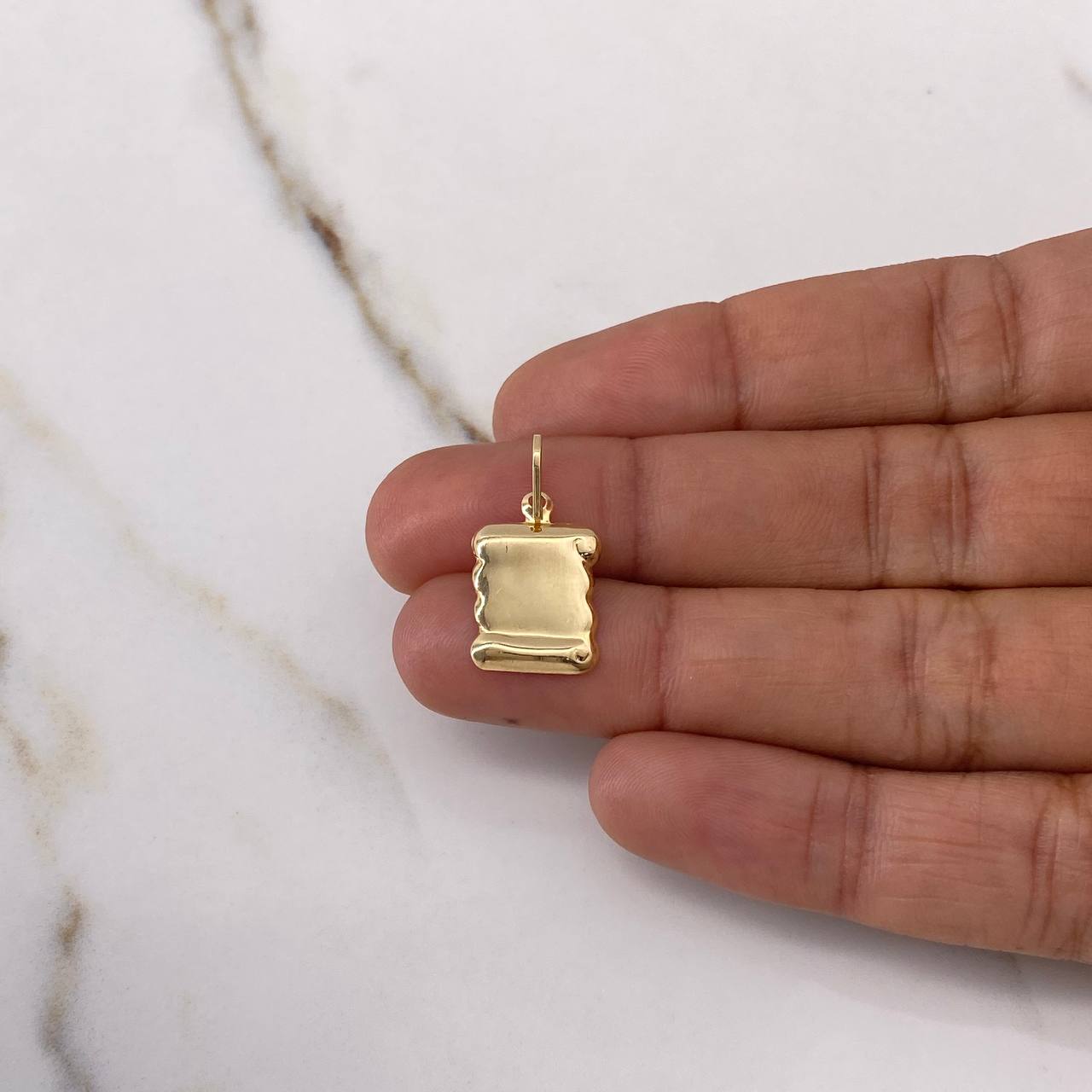 Dije Placa Pergamino 0.65gr / 2.3cm / 10.3mm*10.2mm Liso Oro Amarillo $