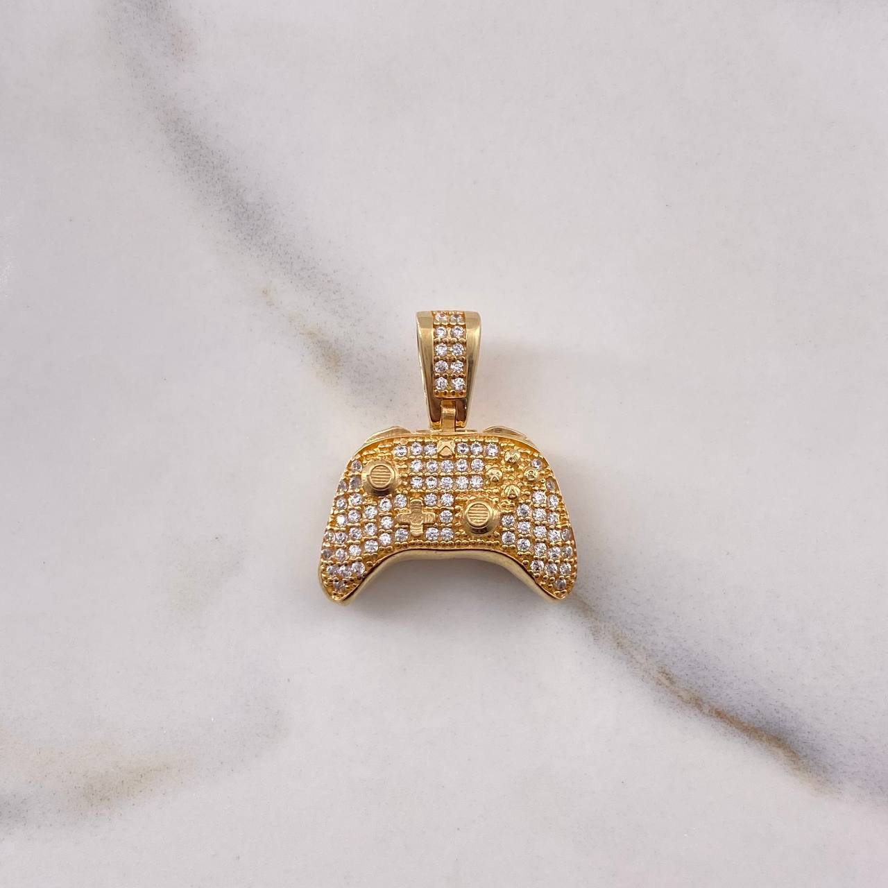 Pendant Control Play 5.55gr / 2.3cm / White Zircons Yellow Gold $