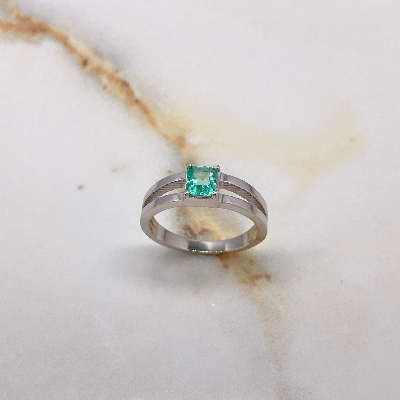 Solitaire Solitaire Double Line 3.56gr / Size 5 1/2 / Emerald 0.45 Qts White Gold (Jewelry Offer) &