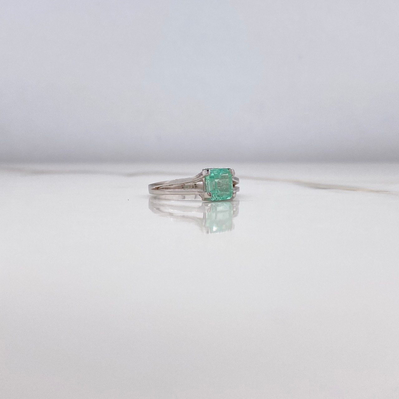 Ring Solitaire Double Line Square 2.69gr / T6 1/4 / Emerald 1.00 Qts White Gold (Jewelry Offer) &
