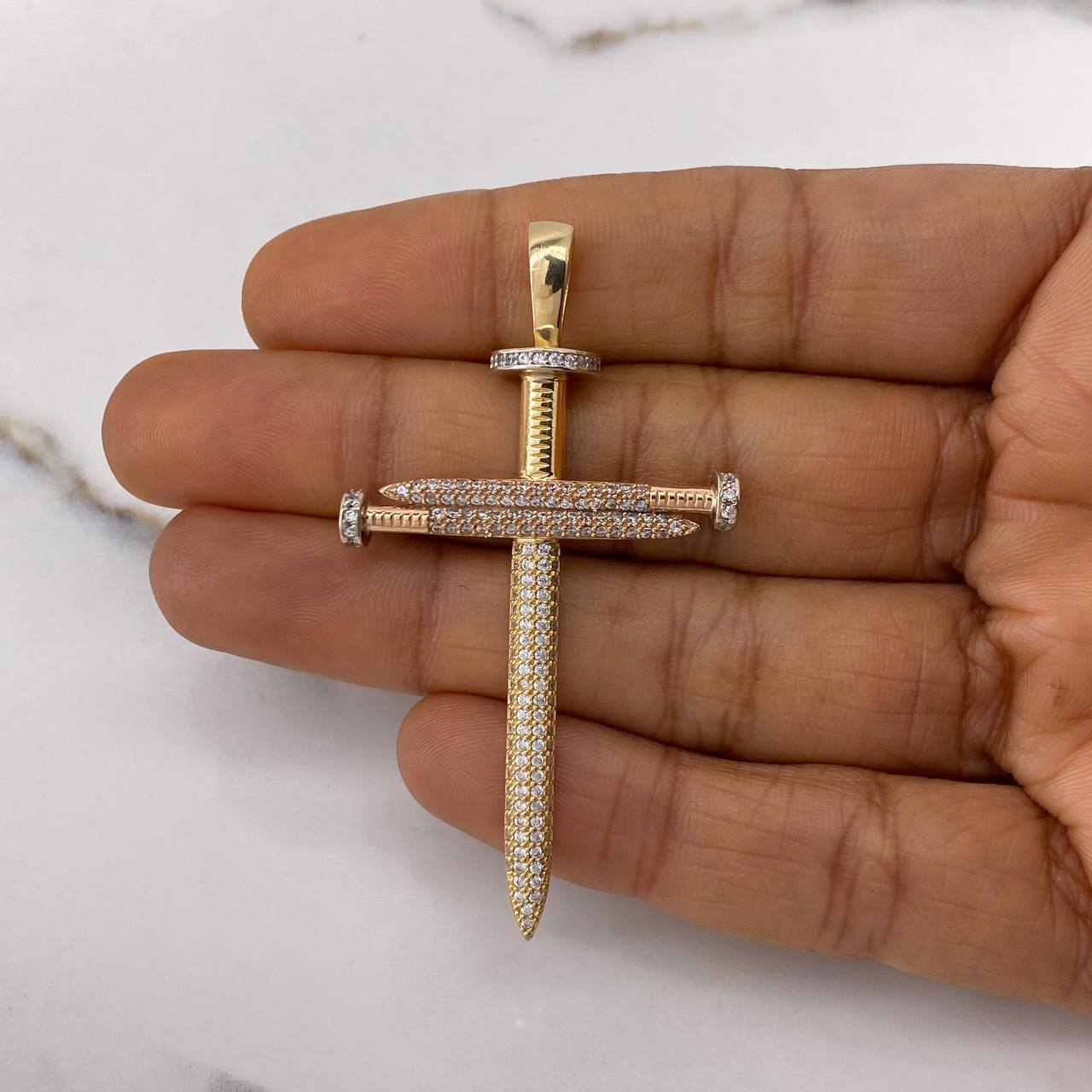 Dije Cruz Clavos 7.55gr / 6cm / Circones Blancos Tres Oros $
