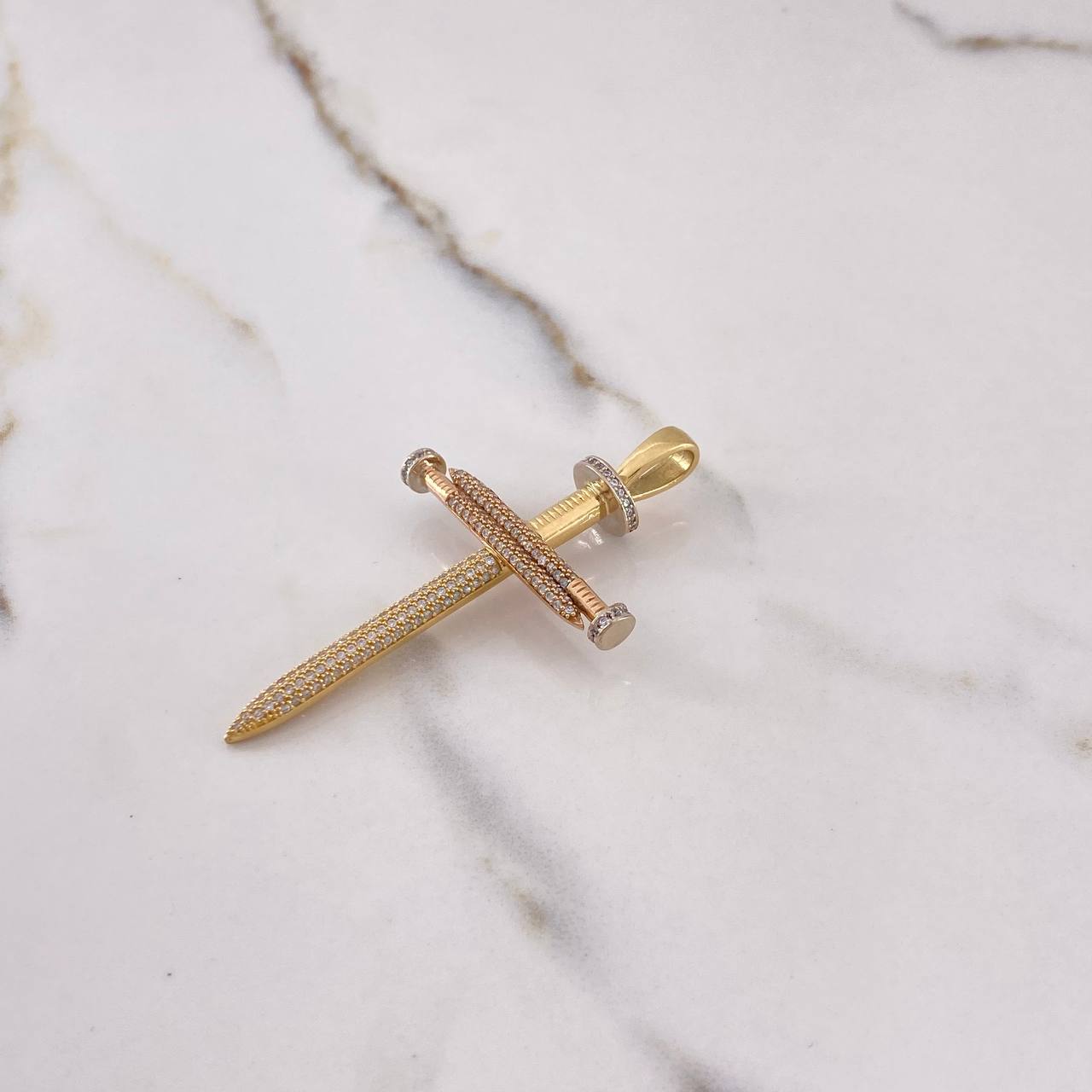 Dije Cruz Clavos 7.55gr / 6cm / Circones Blancos Tres Oros $