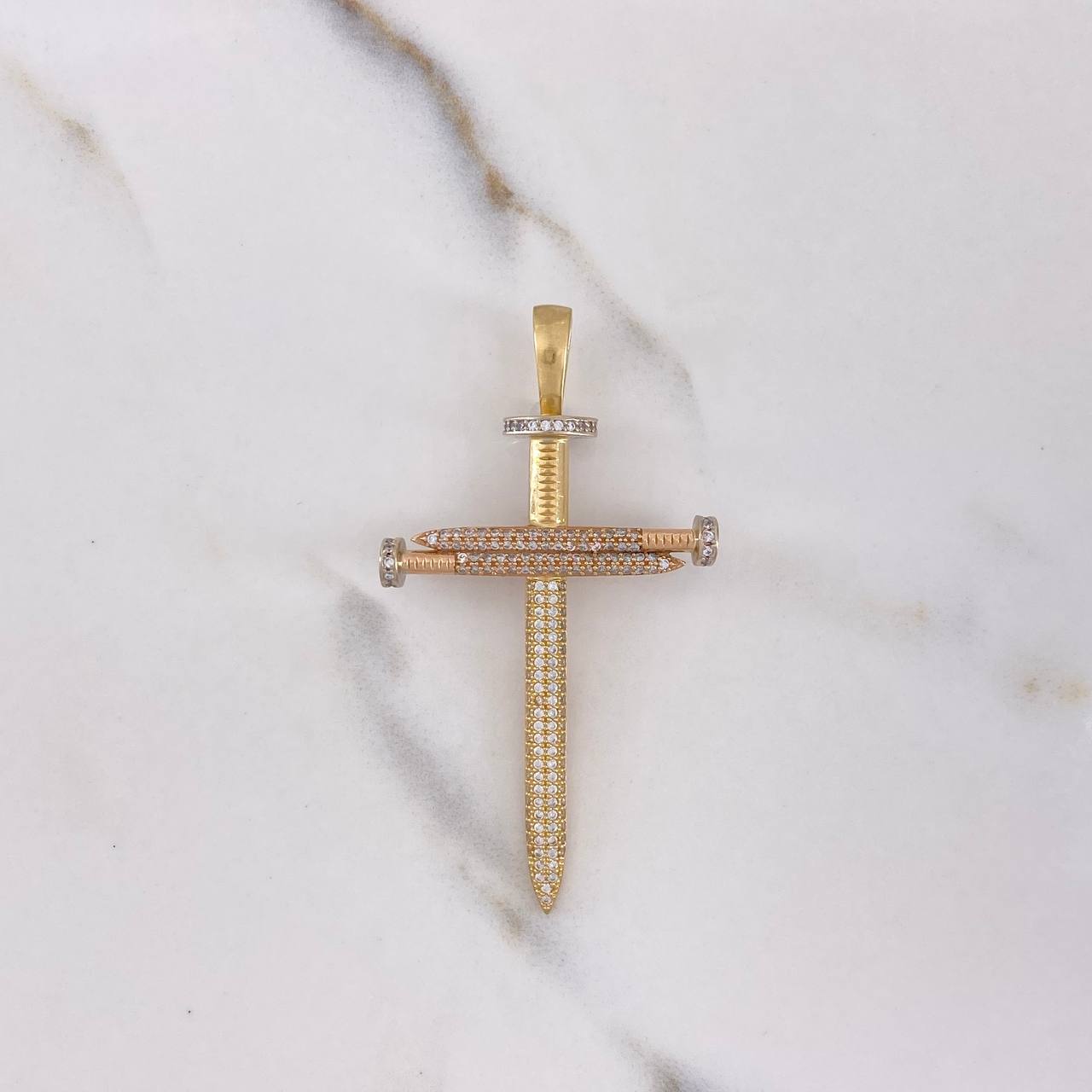 Dije Cruz Clavos 7.55gr / 6cm / Circones Blancos Tres Oros $