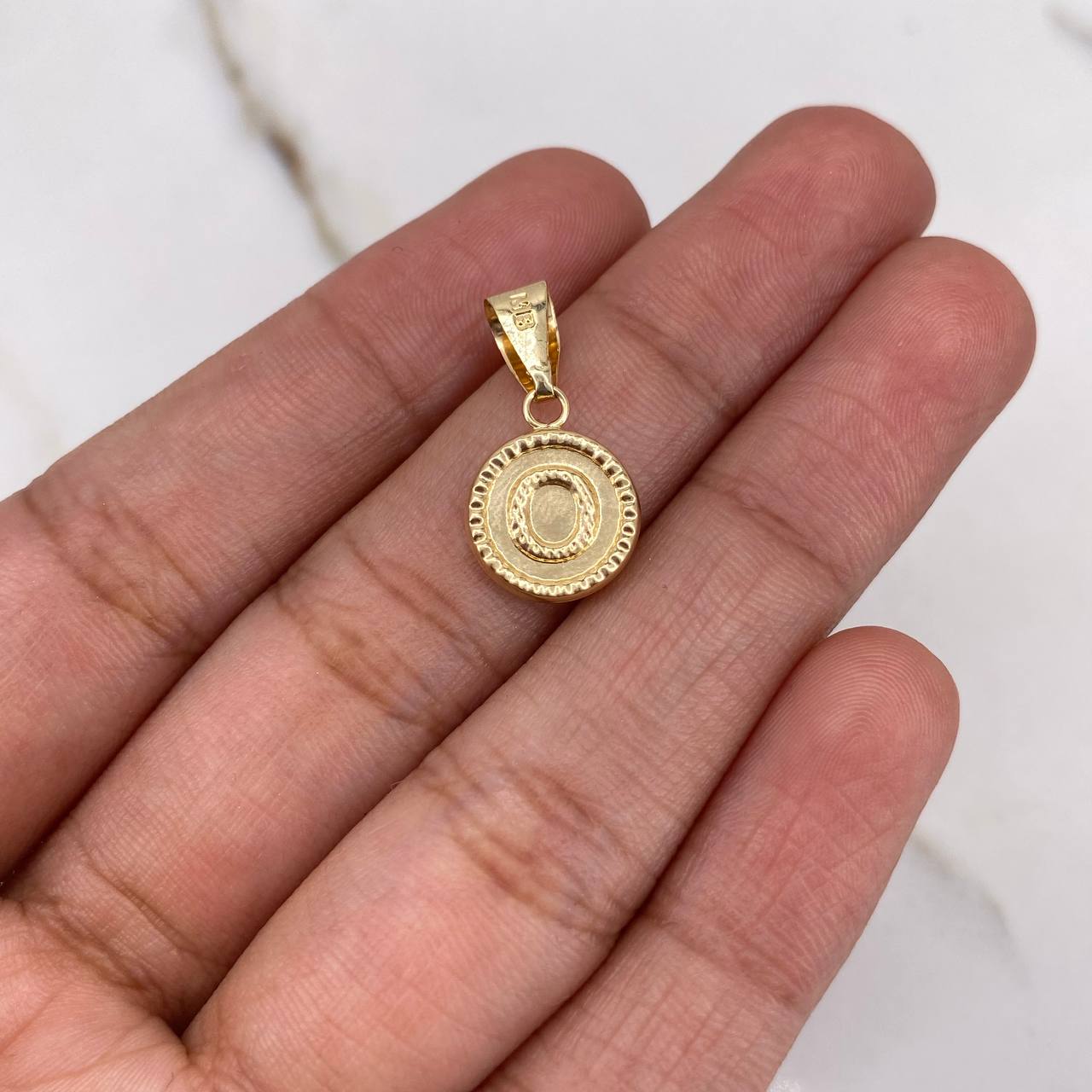 Pendant Letter O 0.65gr / 1.8cm / Yellow Gold Stamped $