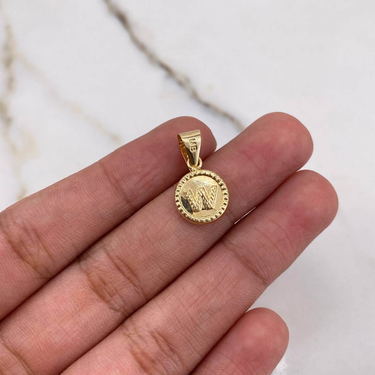 Pendant Letter W 0.6gr / 1.8cm / Yellow Gold Stamped $