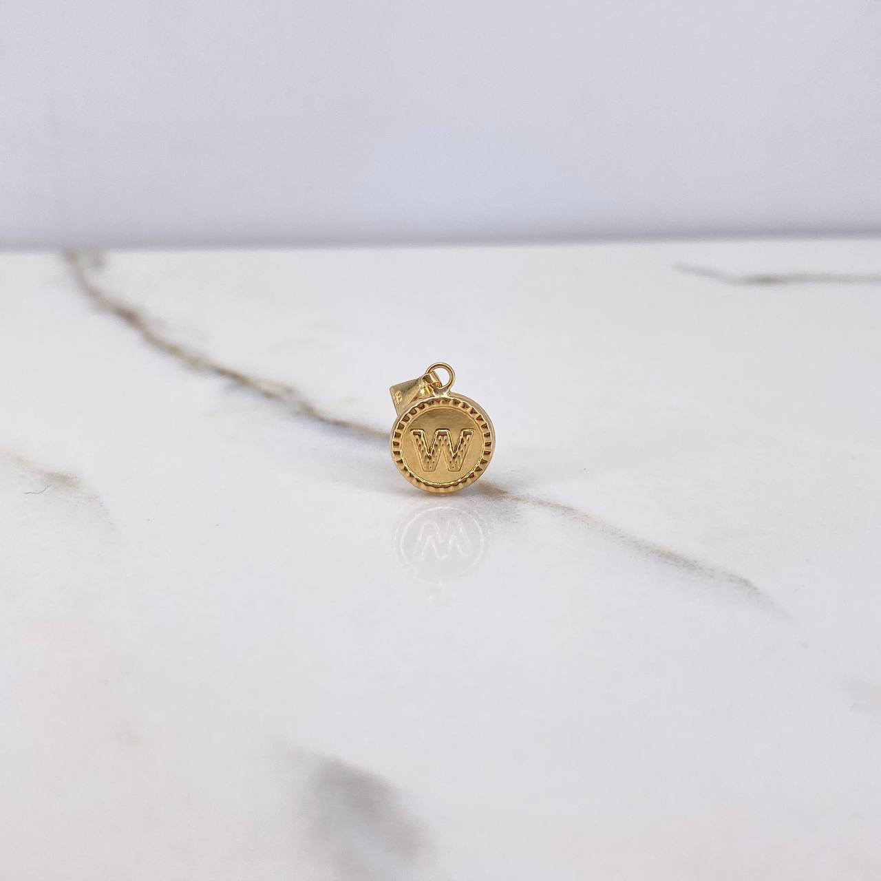 Pendant Letter W 0.6gr / 1.8cm / Yellow Gold Stamped $