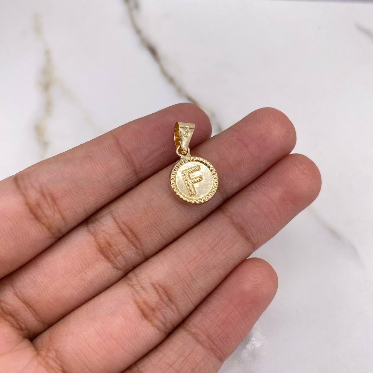 Pendant Letter F 0.6gr / 1.8cm / Yellow Gold Stamped $