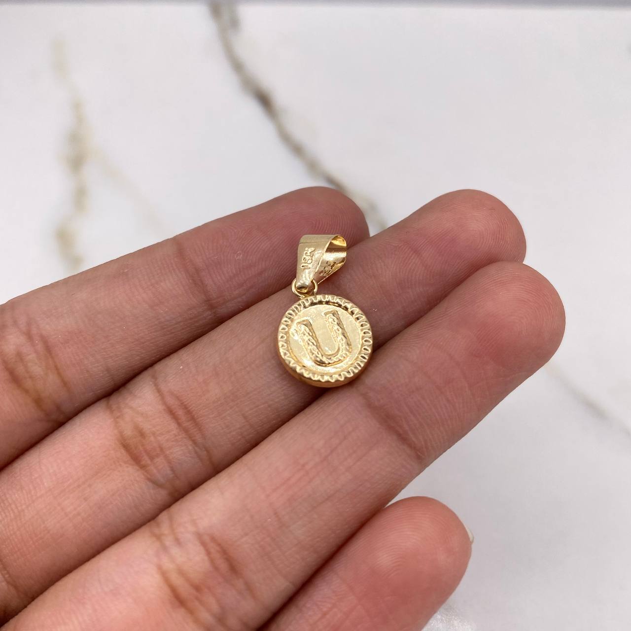 Pendant Letter U 0.6gr / 1.8cm / Yellow Gold Stamped $