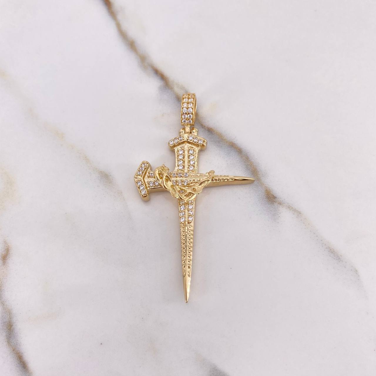 Dije Cruz Clavos 7.75gr / 5.4cm / Circones Blancos Oro Amarillo $