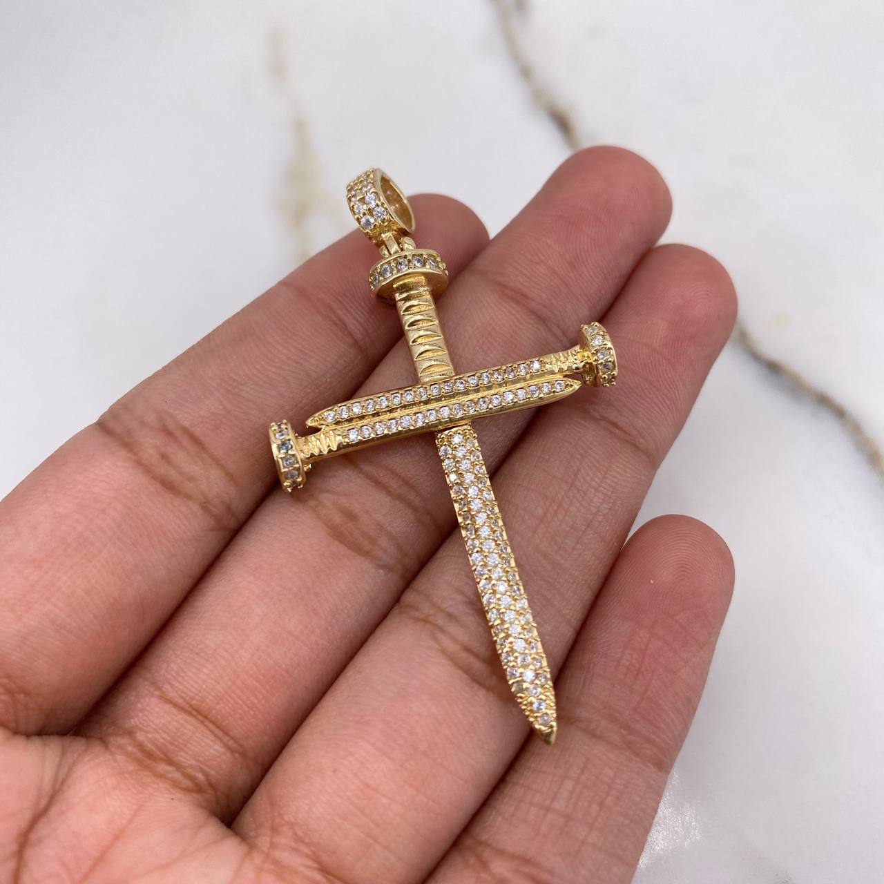 Dije Cruz Clavos 6.15gr / 5.3cm / Circones Blancos Oro Amarillo $