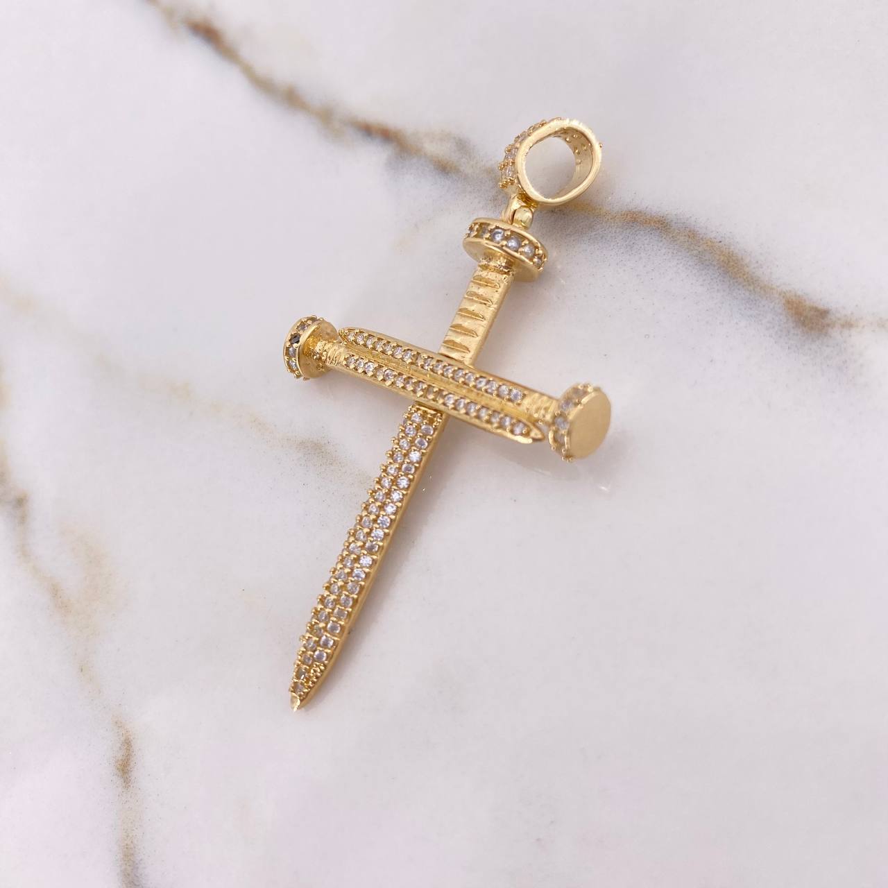 Dije Cruz Clavos 6.15gr / 5.3cm / Circones Blancos Oro Amarillo $