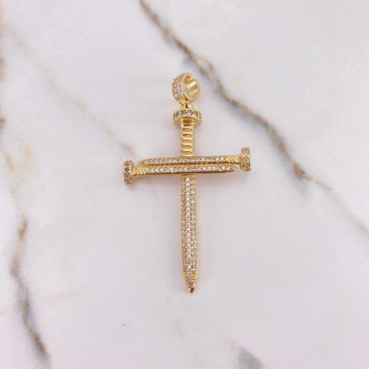 Dije Cruz Clavos 6.15gr / 5.3cm / Circones Blancos Oro Amarillo $