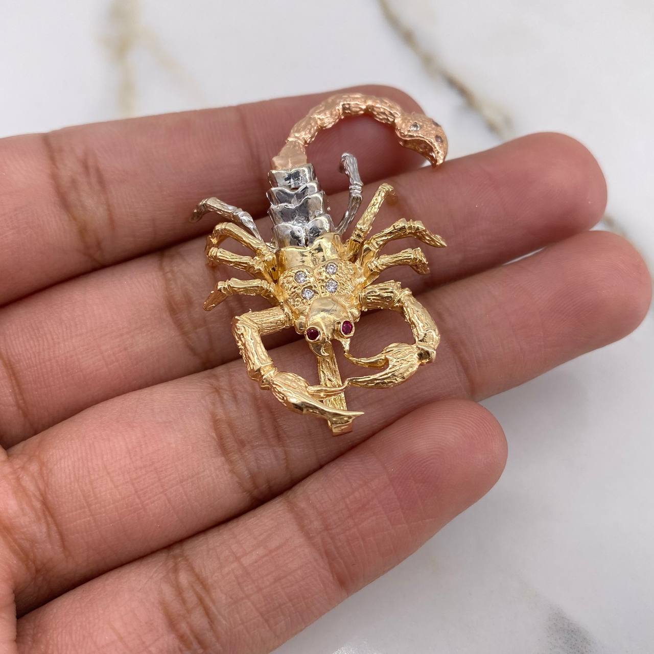 Pendant Scorpion 7.85gr / 3.9cm / Fuchsia Zircons Three Golds &