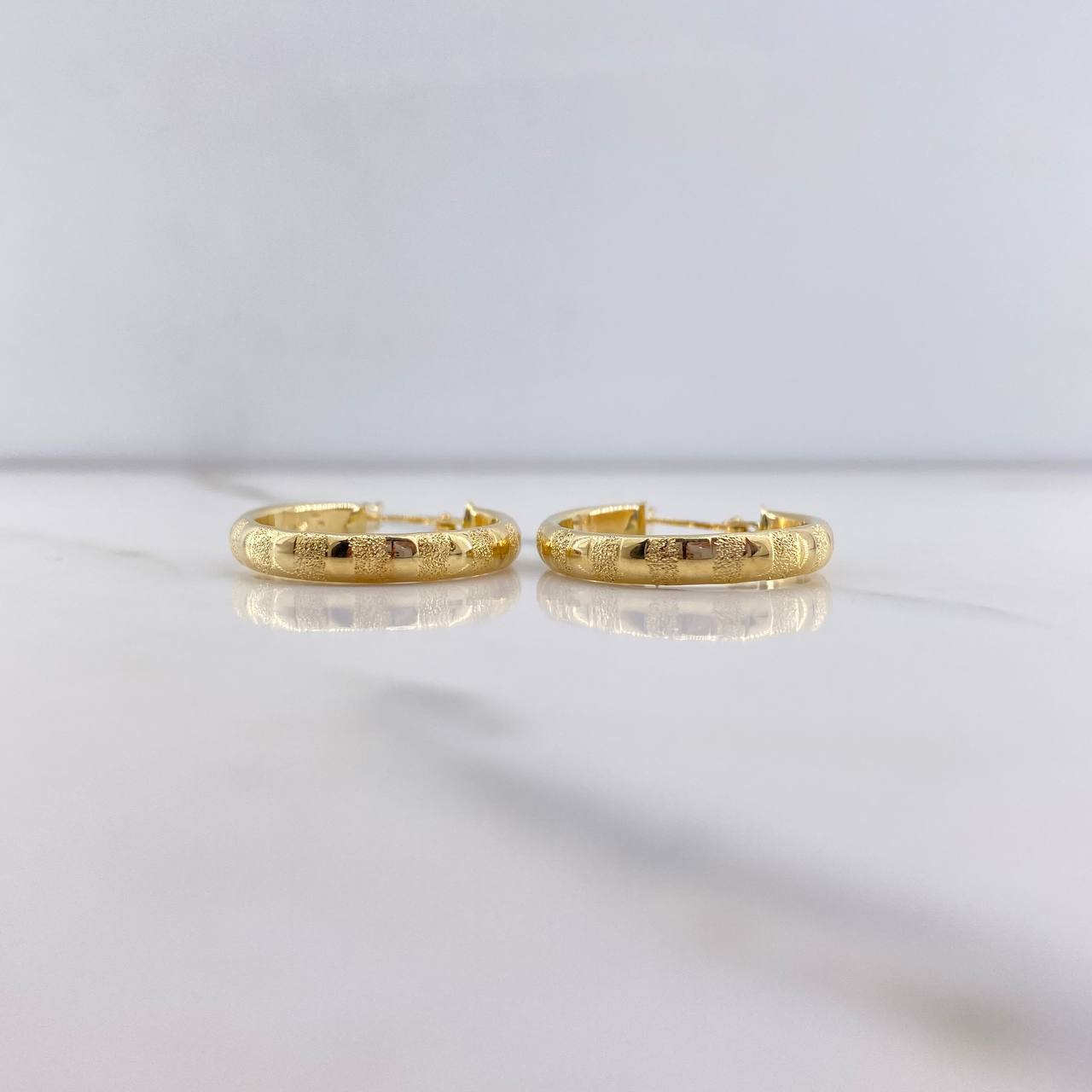 Hoop Earrings Lucero 2.5gr / 2.4cm / Matte Engraving Yellow Gold &