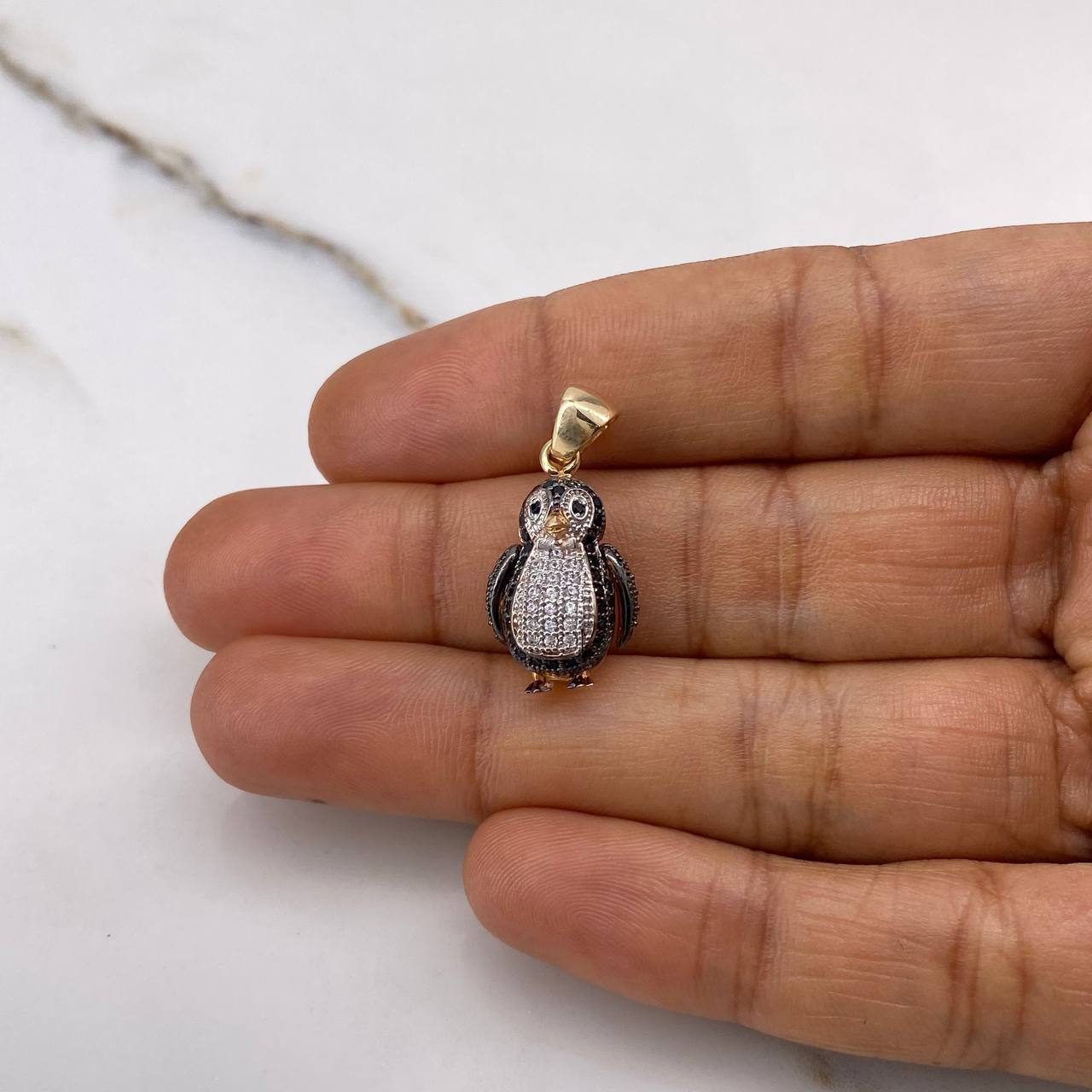 Pendant Penguin 3.5gr / 2.7cm / Black and White Zircons Two Yellows White Gold $