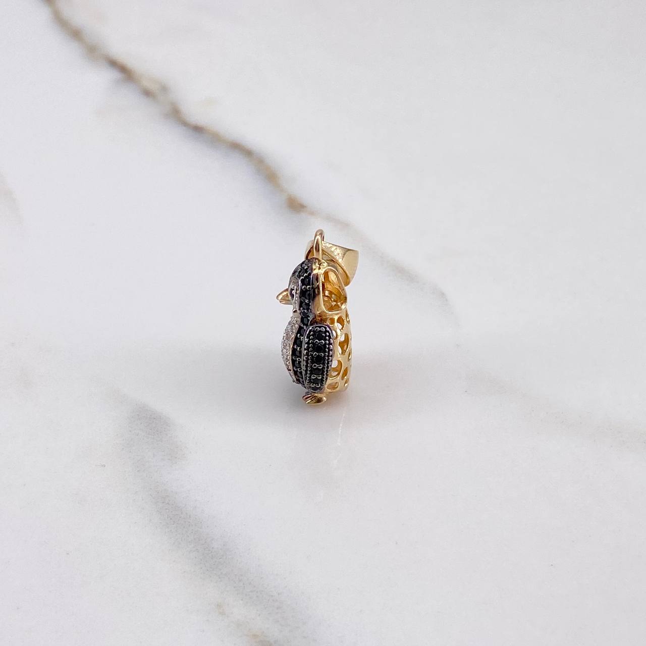Pendant Penguin 3.5gr / 2.7cm / Black and White Zircons Two Yellows White Gold $