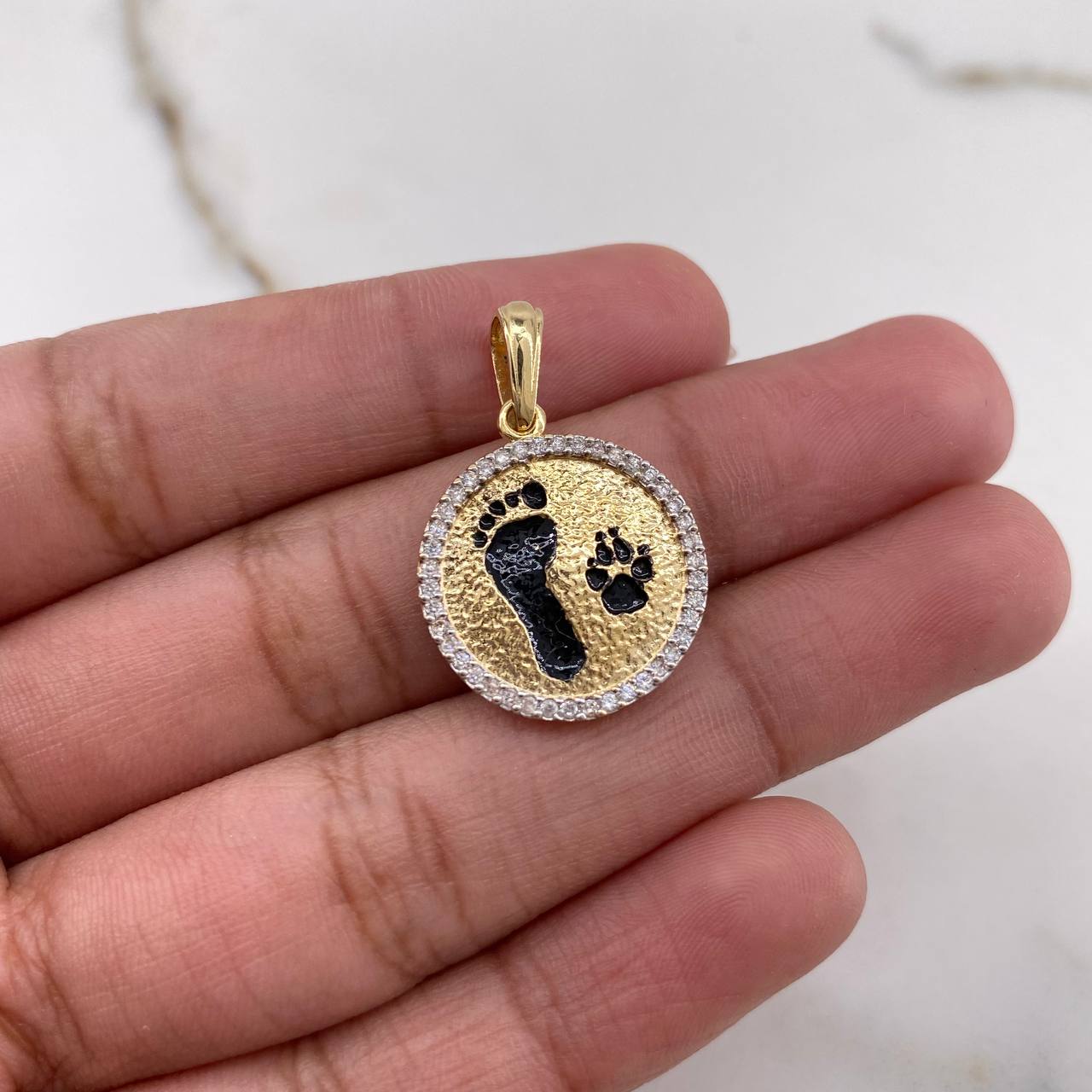 Pendant Footprint Medal 2.45gr / 2.6cm / White Zircons 18K Yellow Gold #
