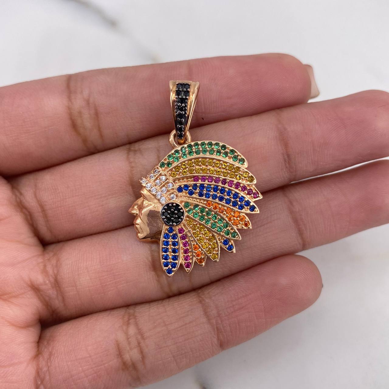 Dije Indio 5.8gr / 3.3cm / Circones Colores Oro Rosa $