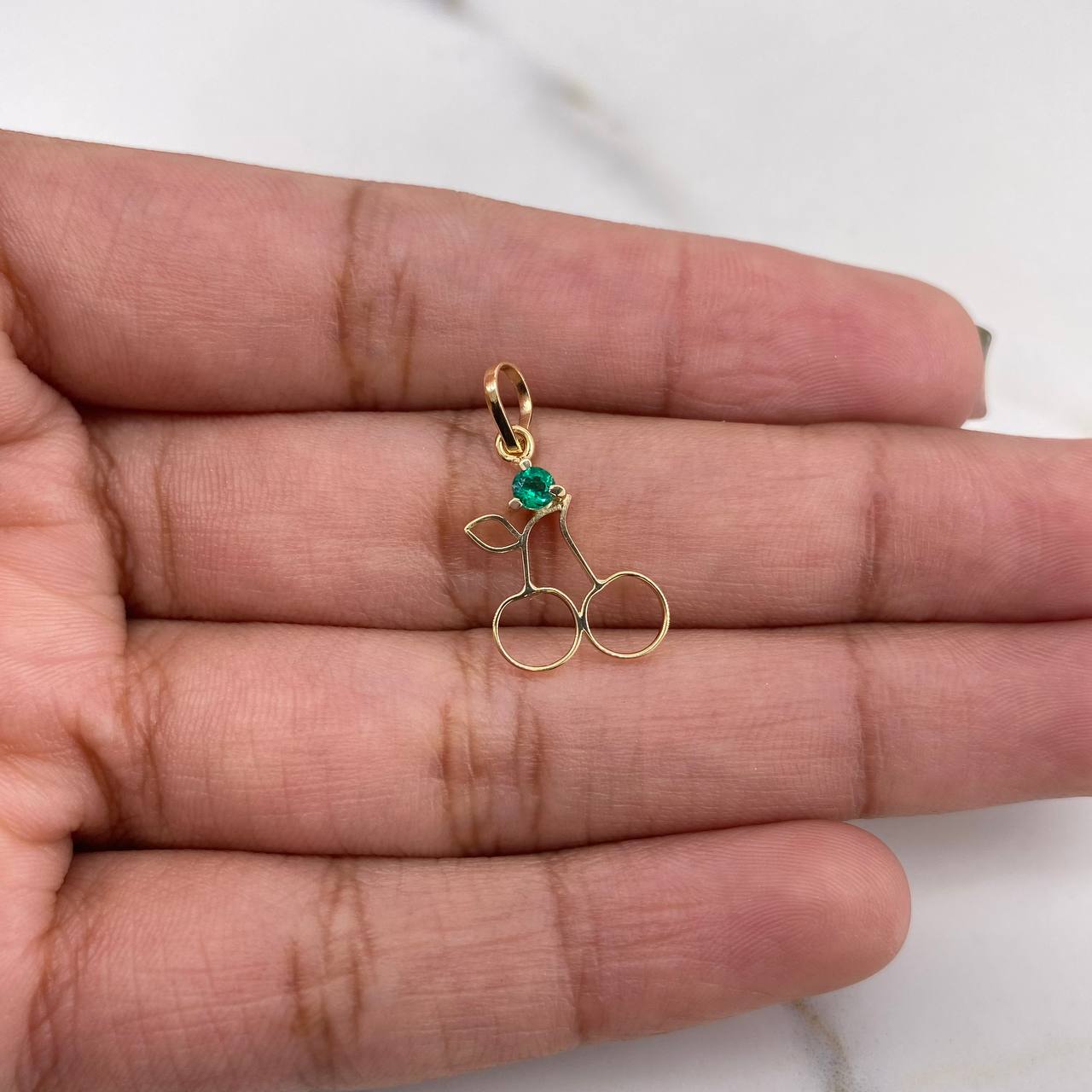 Dije Cerezas 0.5gr / 2cm / Esmeralda 7 Pts Oro Amarillo 18K (Joya) &
