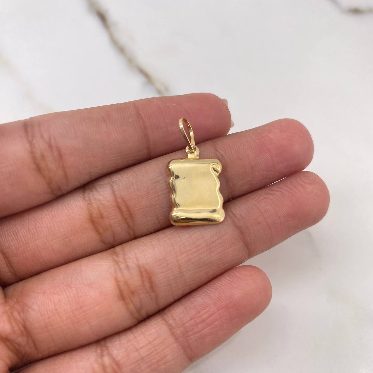 Pendant Parchment Plate 0.7gr / 2.2cm / 13mm-10mm Smooth Yellow Gold $