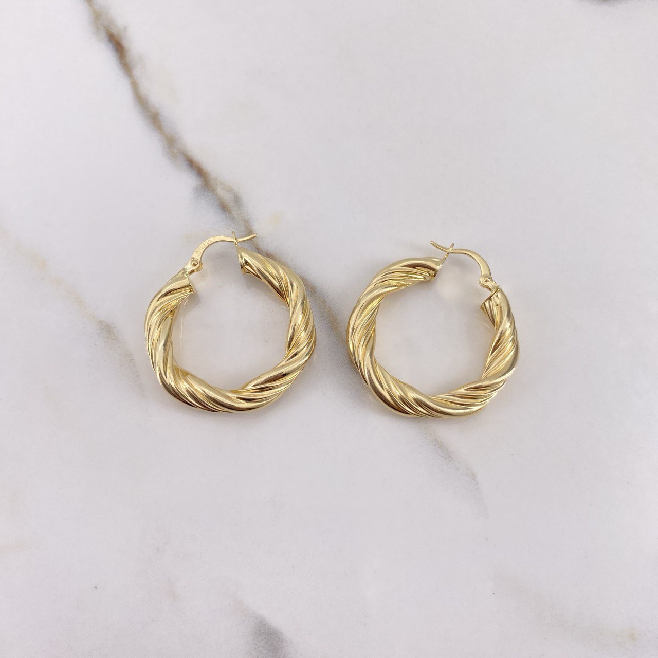 Candongas Rosa 5.25gr / 2cm / Entorchadas Oro Amarillo $