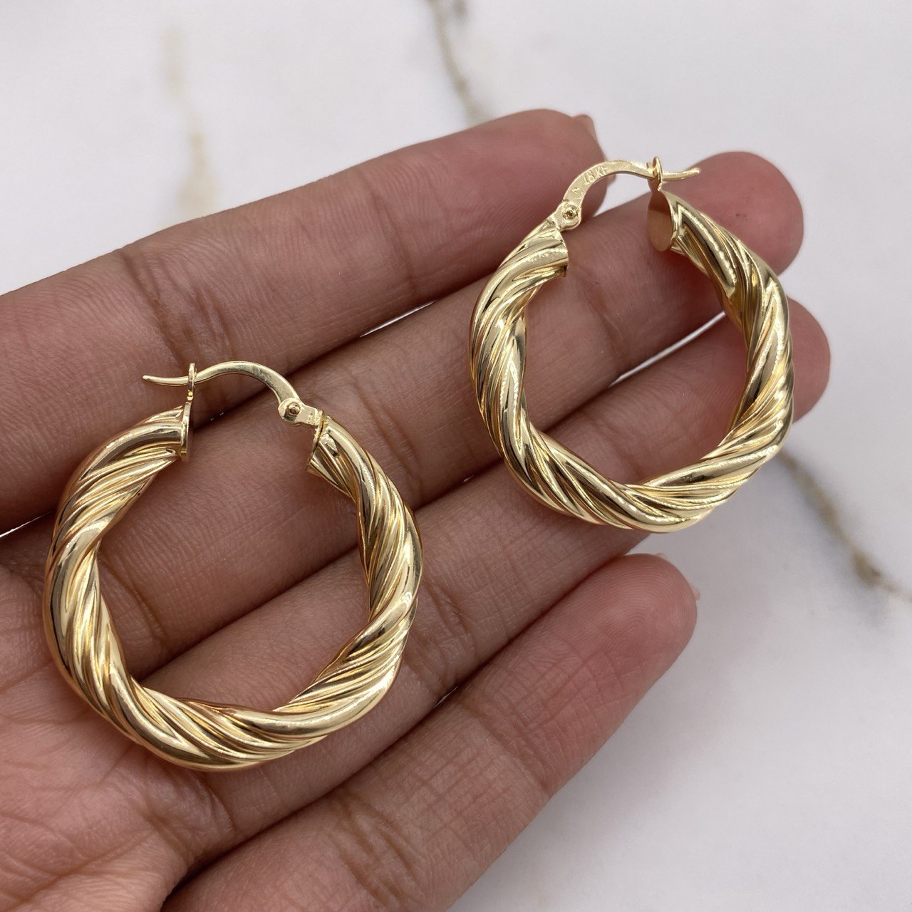 Candongas Rosa 5.25gr / 2cm / Entorchadas Oro Amarillo $