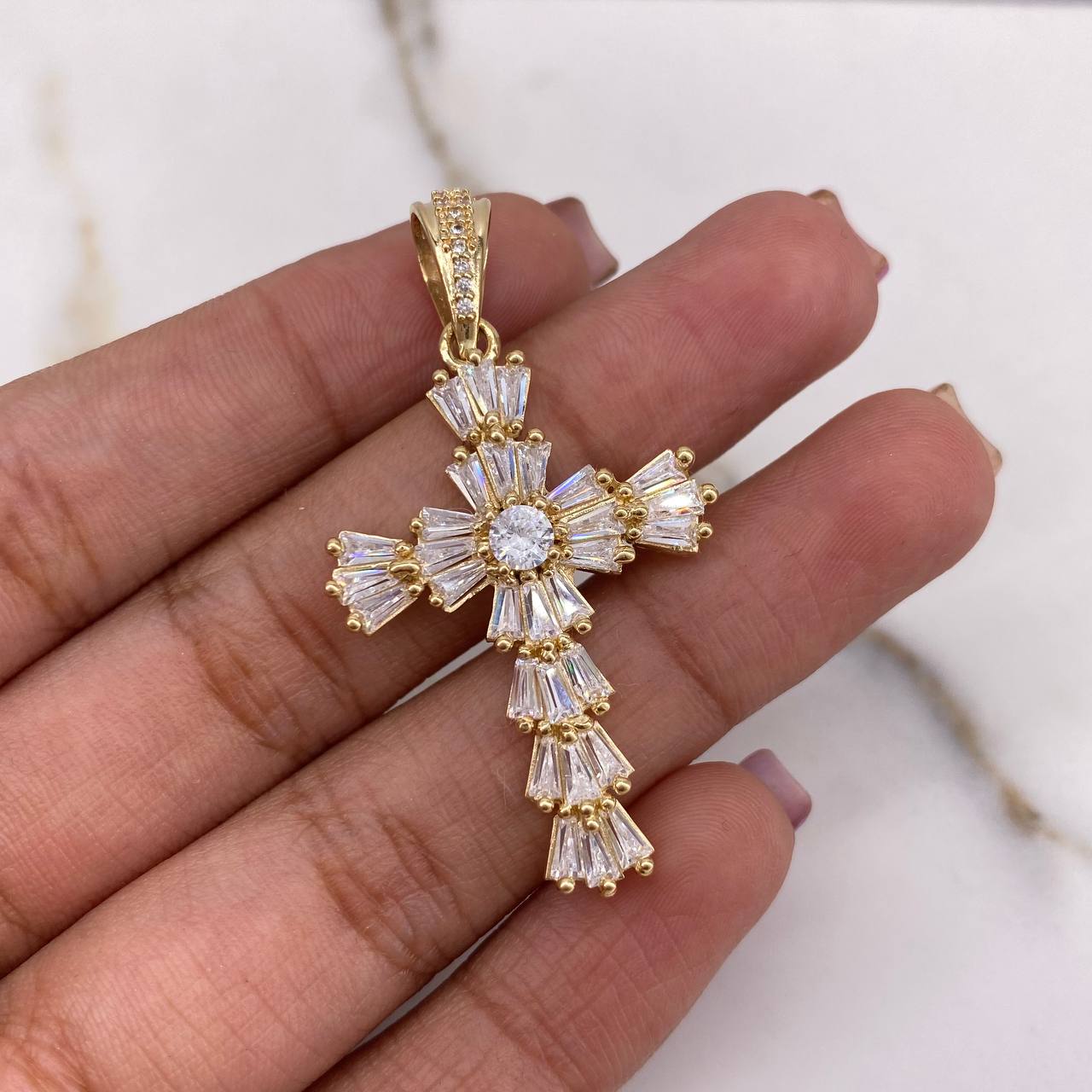 Dije Cruz 5.85gr / 4.3cm / Circones Blancos Oro Amarillo $