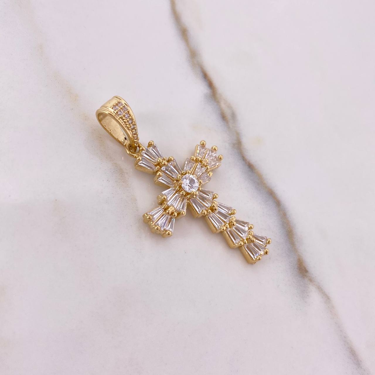 Dije Cruz 5.85gr / 4.3cm / Circones Blancos Oro Amarillo $