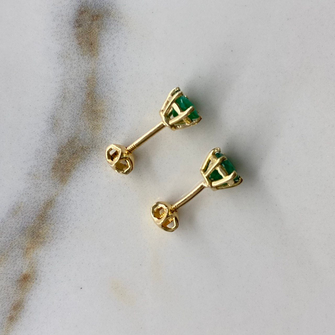 Topos Circulo 1.45gr / 1.3cm / Esmeralda 98pts Seis Garras Oro Amarillo (Joya) $