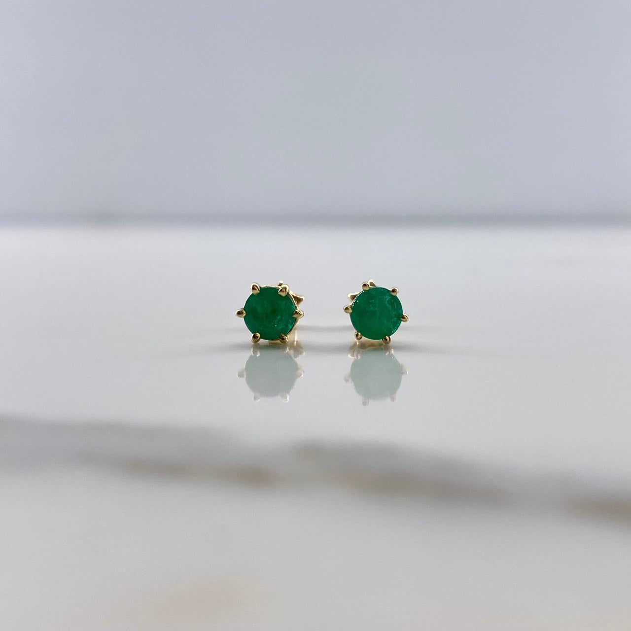 Topos Circulo 1.45gr / 1.3cm / Esmeralda 98pts Seis Garras Oro Amarillo (Joya) $