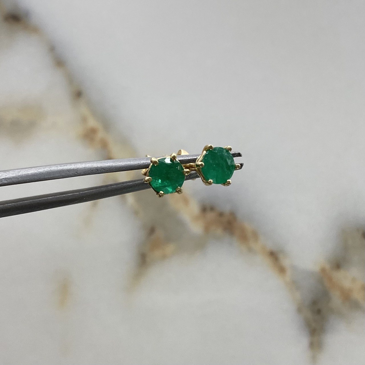 Topos Circulo 1.45gr / 1.3cm / Esmeralda 98pts Seis Garras Oro Amarillo (Joya) $