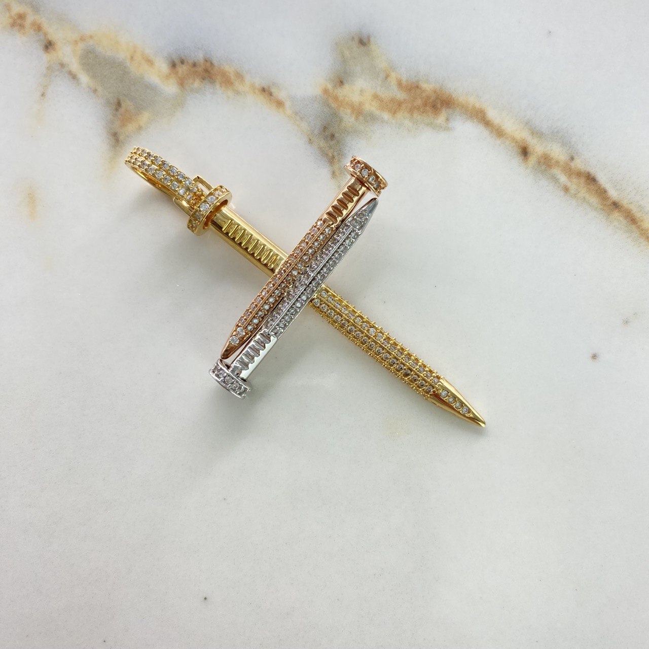 Dije Cruz Clavo 8.35gr / 6cm / Circones Blancos Tres Oros $