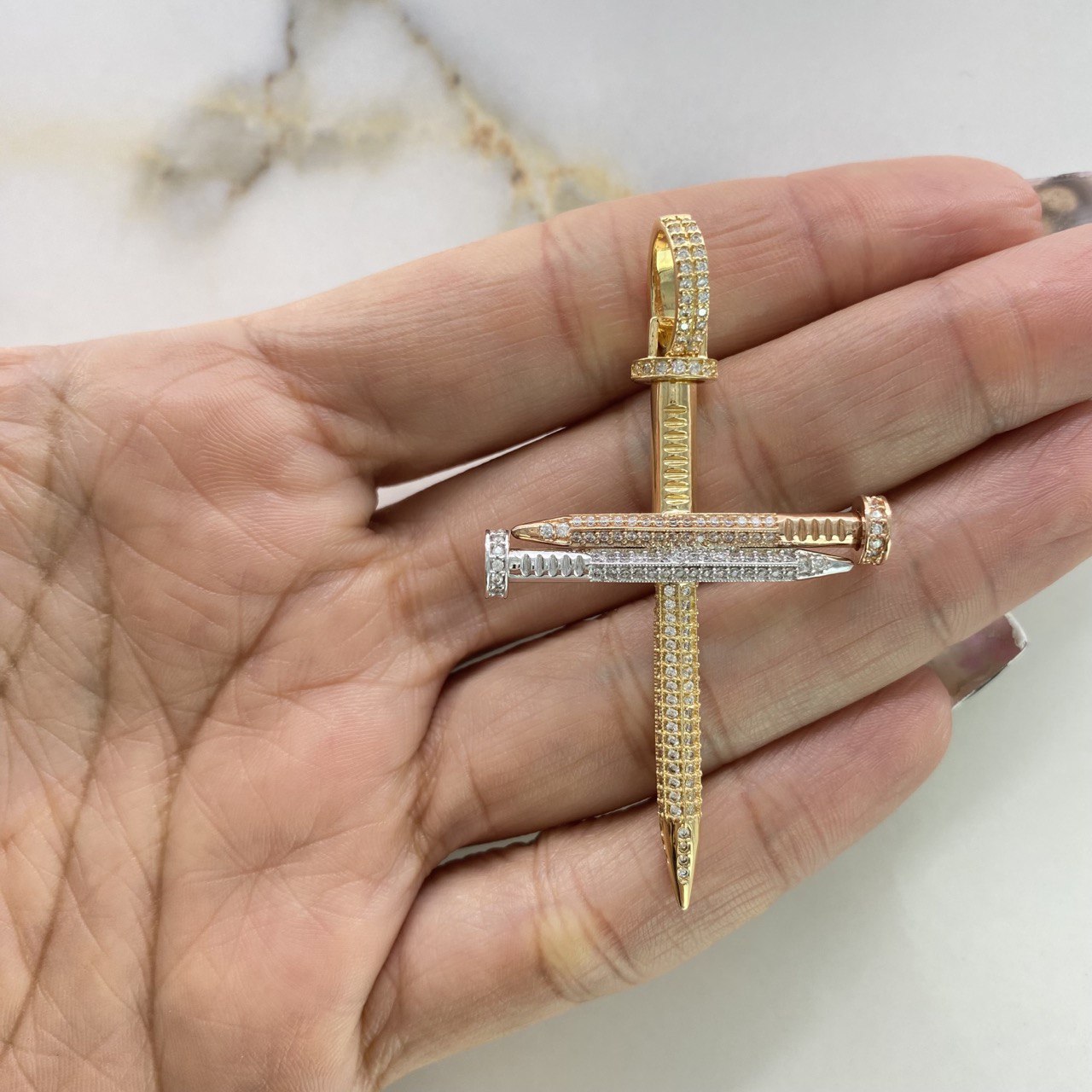 Dije Cruz Clavo 8.35gr / 6cm / Circones Blancos Tres Oros $