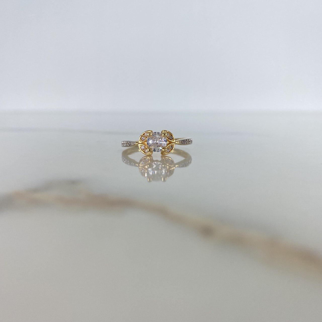 Solitaire Ring Petals 2.35gr / Size 6 3/4 / White Zircons Two Yellow and White Gold &