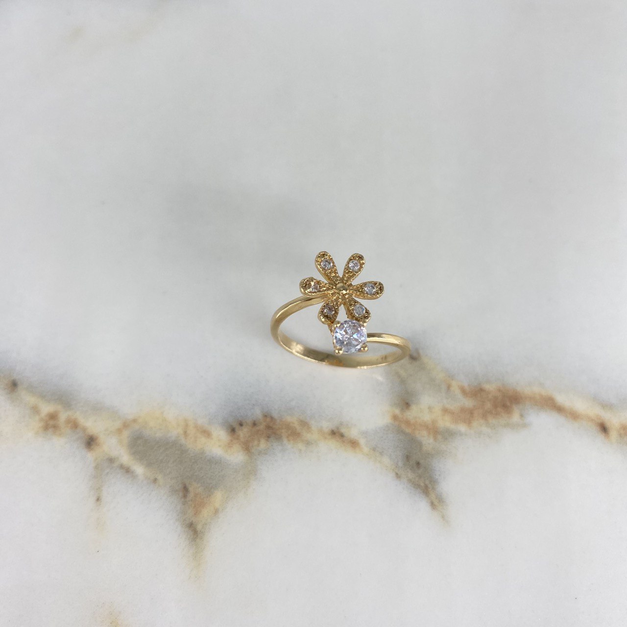 Ring Solitaire Flower 2.7gr / Size 6 1/4 / White Zircons Yellow Gold &