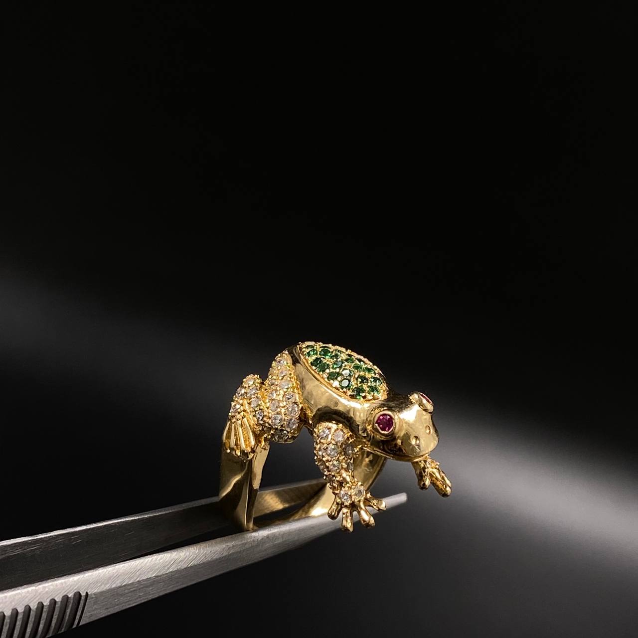 Frog Ring 7gr / T7 White Green Fuchsia Zircons Yellow Gold &