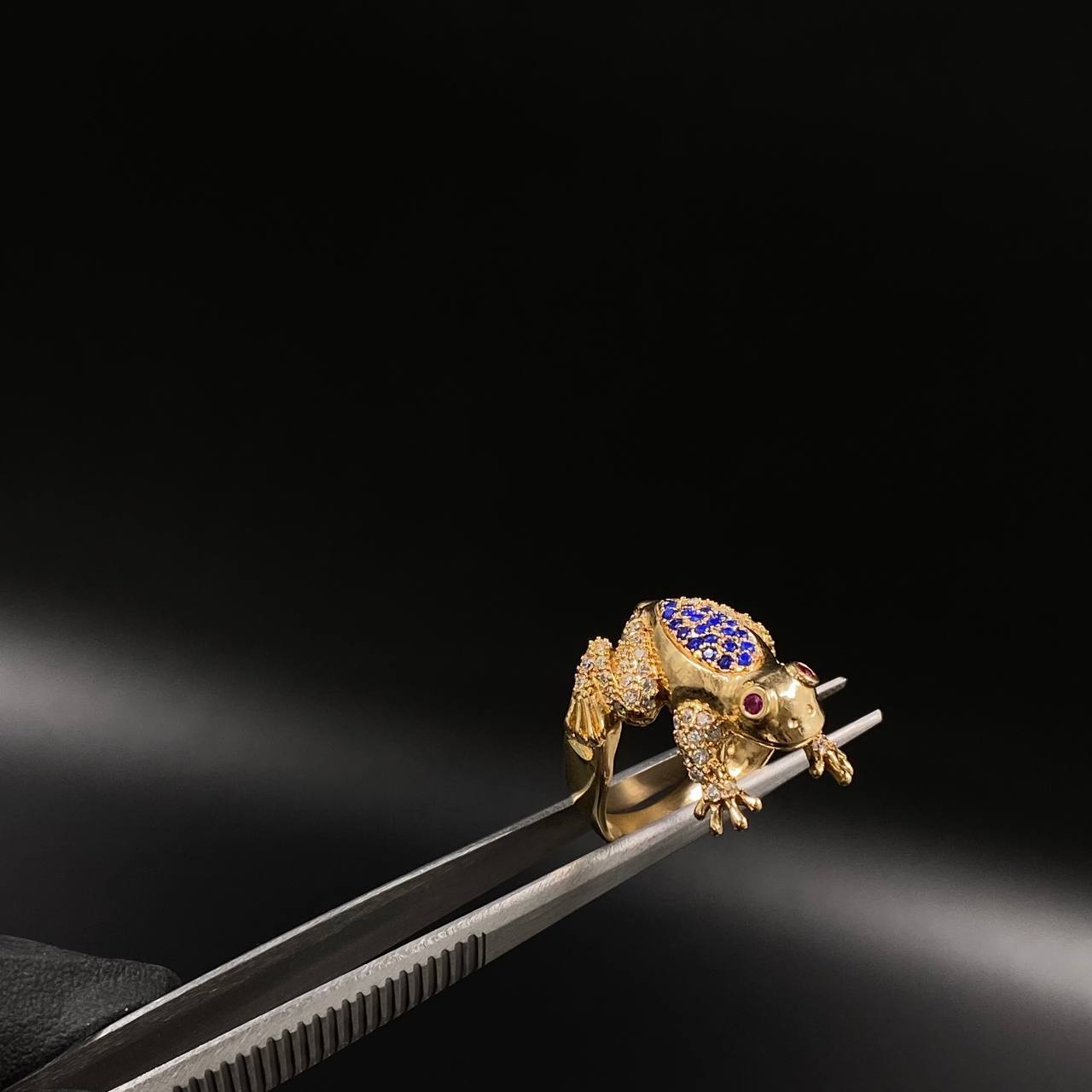 Frog Ring 7gr / T8 White Zircons Blue Fuchsia Yellow Gold &