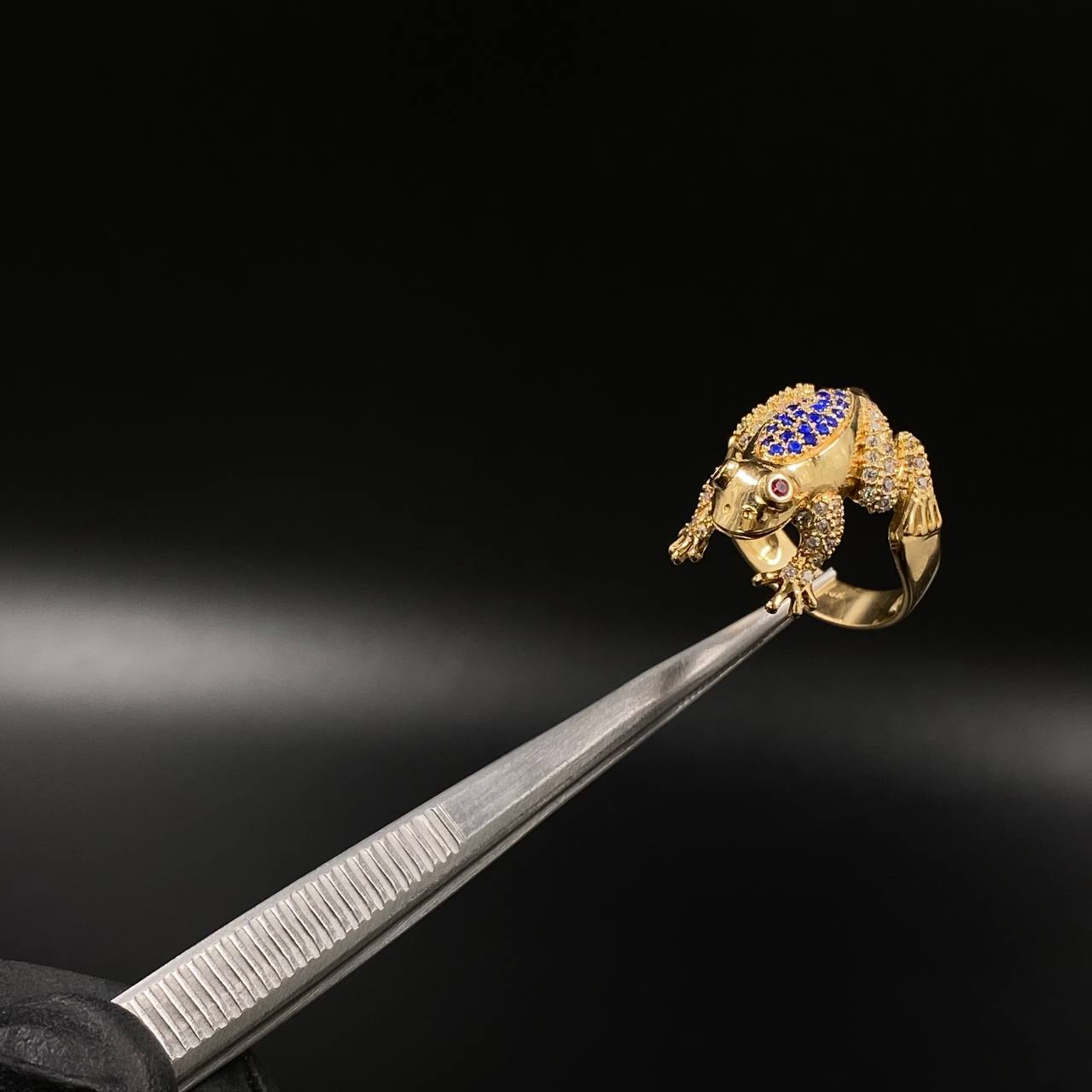 Frog Ring 7gr / T8 White Zircons Blue Fuchsia Yellow Gold &