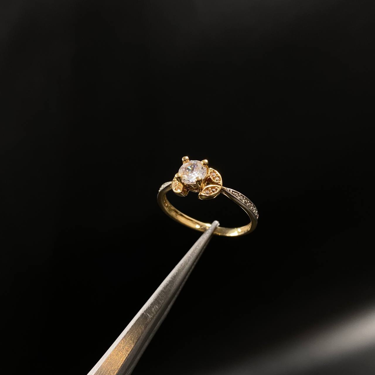Laurel Ring 2.35gr / Size 6 1/2 / Solitaire White Zircons Yellow Gold&