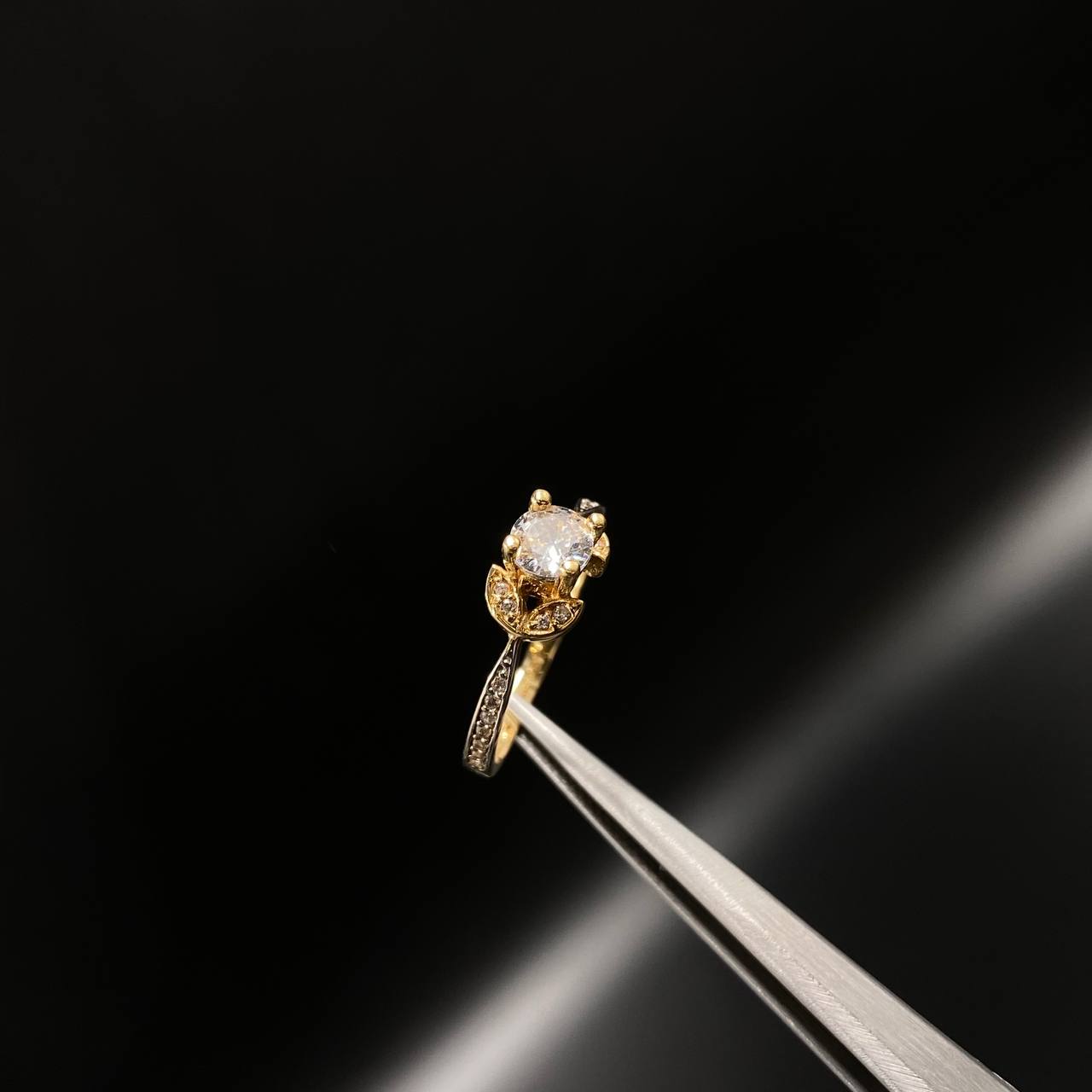 Laurel Ring 2.35gr / Size 6 1/2 / Solitaire White Zircons Yellow Gold&
