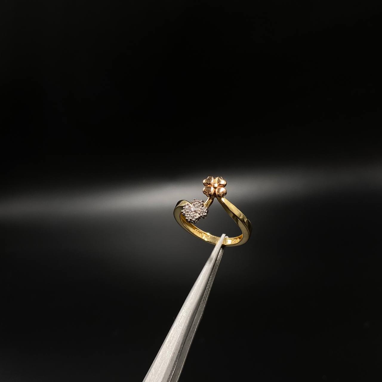 Flower Ring 2.8gr / T5 / White Zircons Three Golds&
