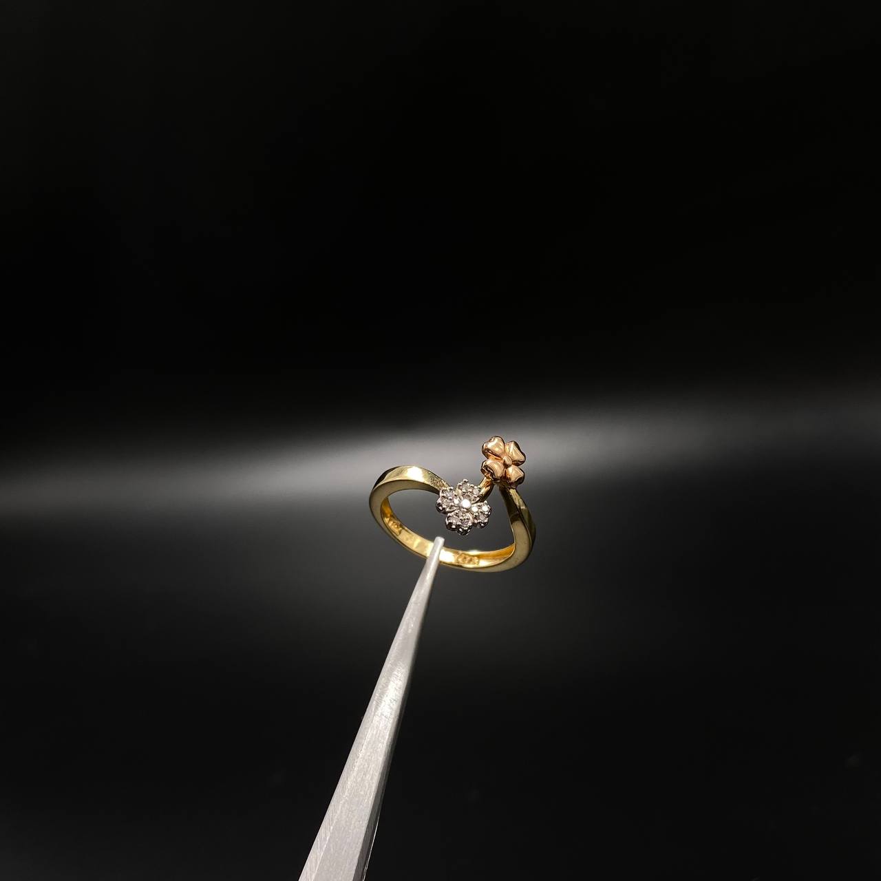 Flower Ring 2.8gr / T5 / White Zircons Three Golds&